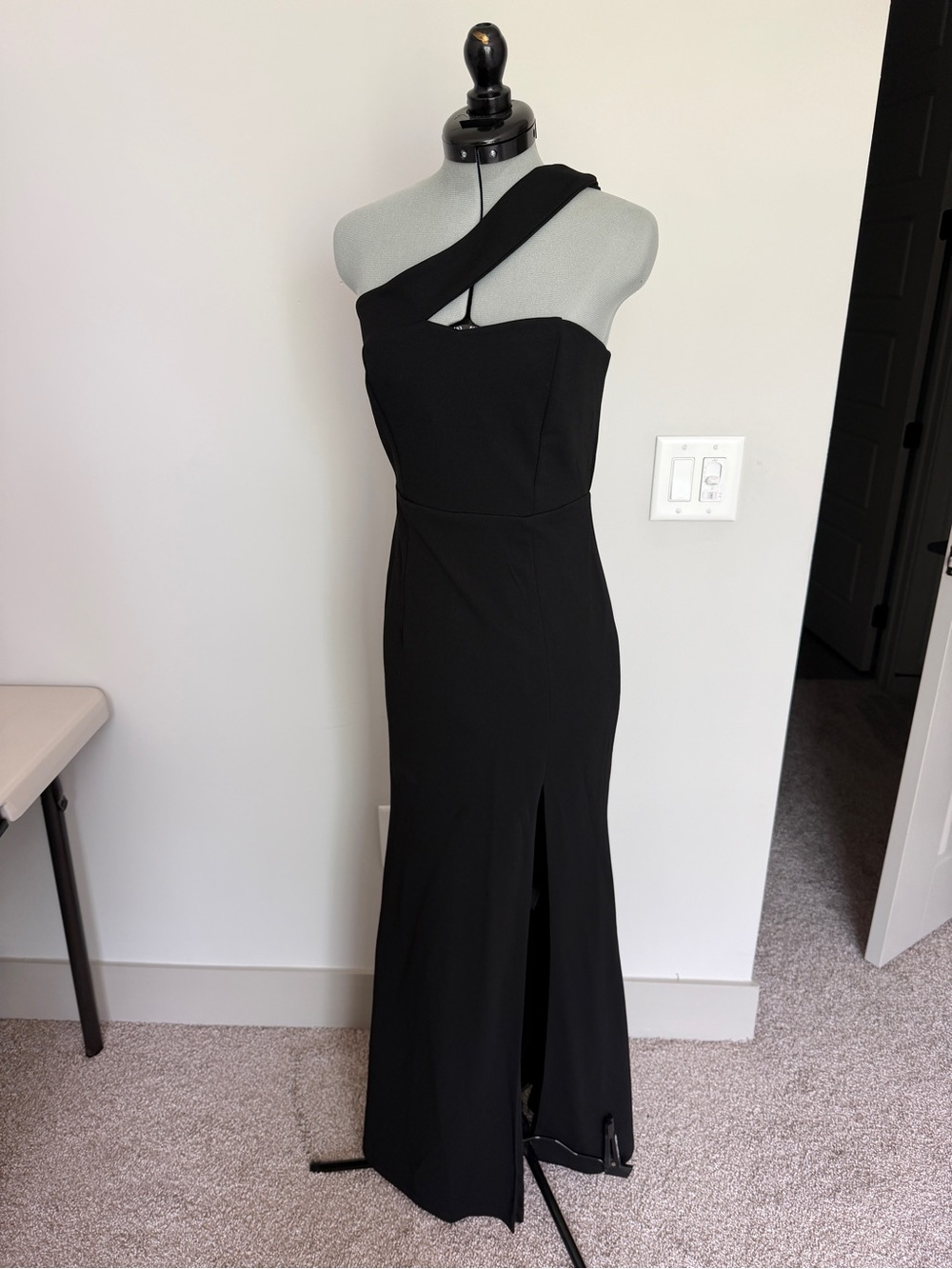 Lulu's Your Majesty Black One-Shoulder Formal Gown